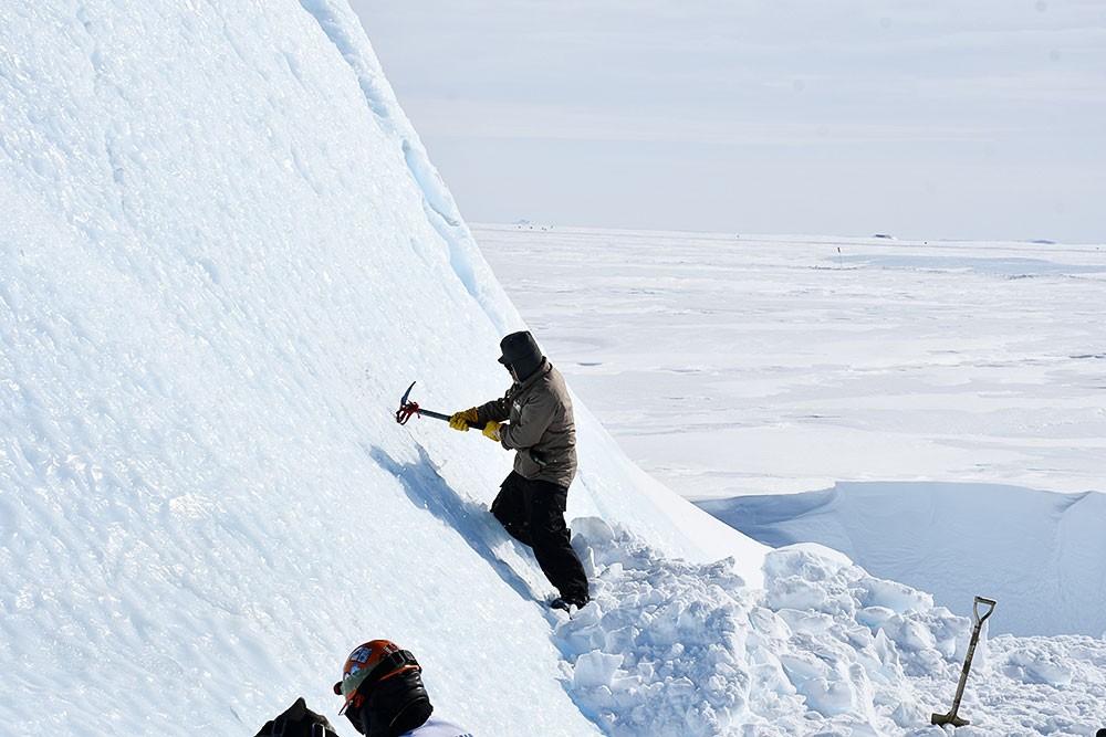 南極の氷を採取している様子