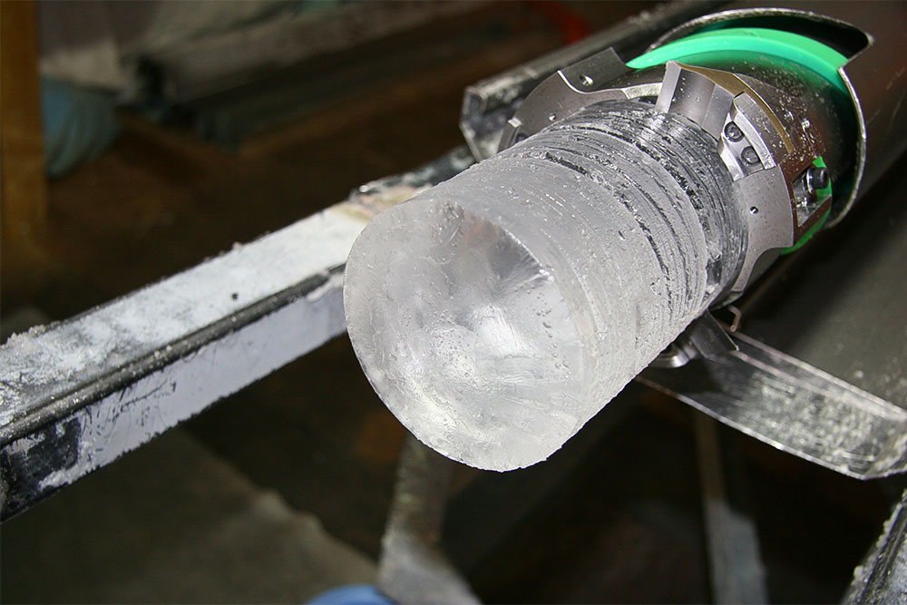 南極の氷床の深部から採取されたアイスコアを、間近で観察できる特別展示