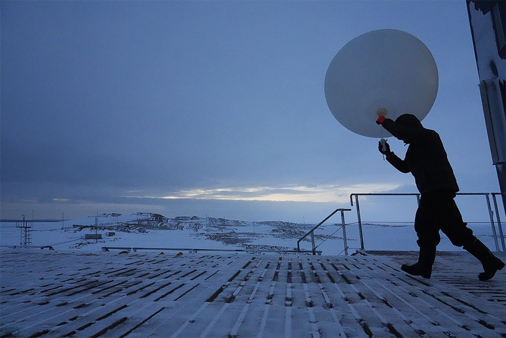 南極の空を調べるゾンデ気球や観測装置